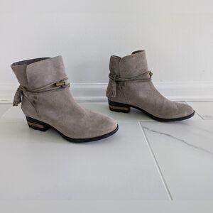 Sorel Gray Waterproof Winter Ankle Boots. Lightly Worn and Ready for Winter